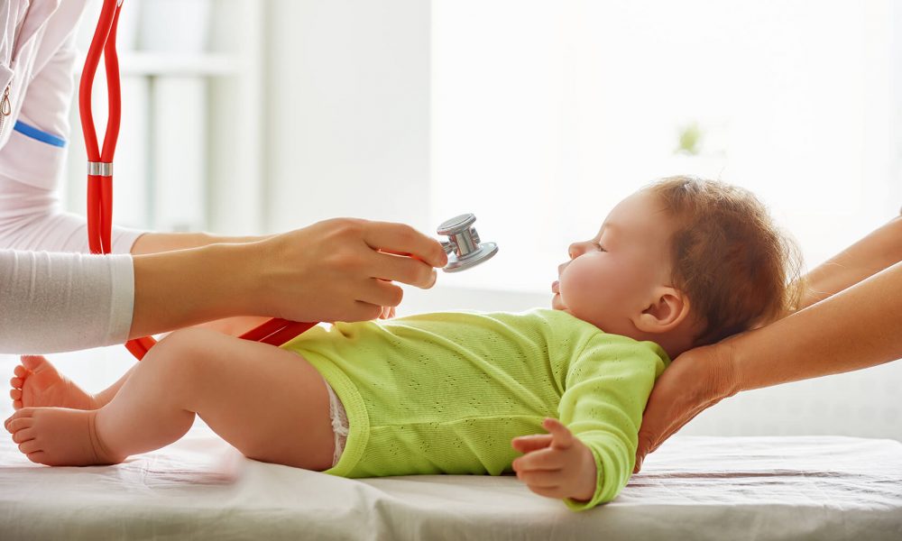 doctor-examining-a-baby-PAMPL5K doctor-examining-a-baby-PAMPL5K