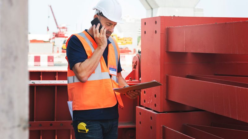 single-working-man-outdoors-construction-concept-P4A3MRU single-working-man-outdoors-construction-concept-P4A3MRU